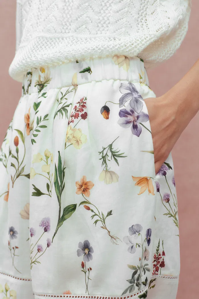 4985-perla-hand-painted-flora-shorts-in-tencel-ramie-1.webp
