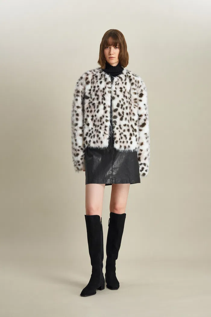 6025-lucrezia-snow-leopard-coat-in-premium-faux-fur-1.webp