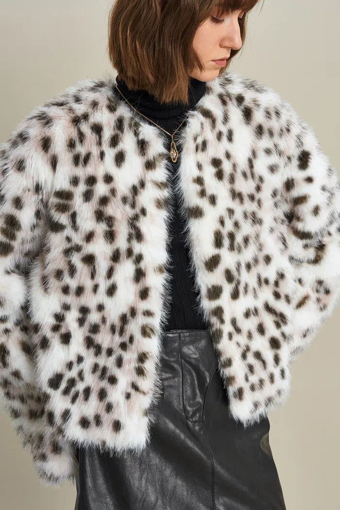 6025-lucrezia-snow-leopard-coat-in-premium-faux-fur-1.webp