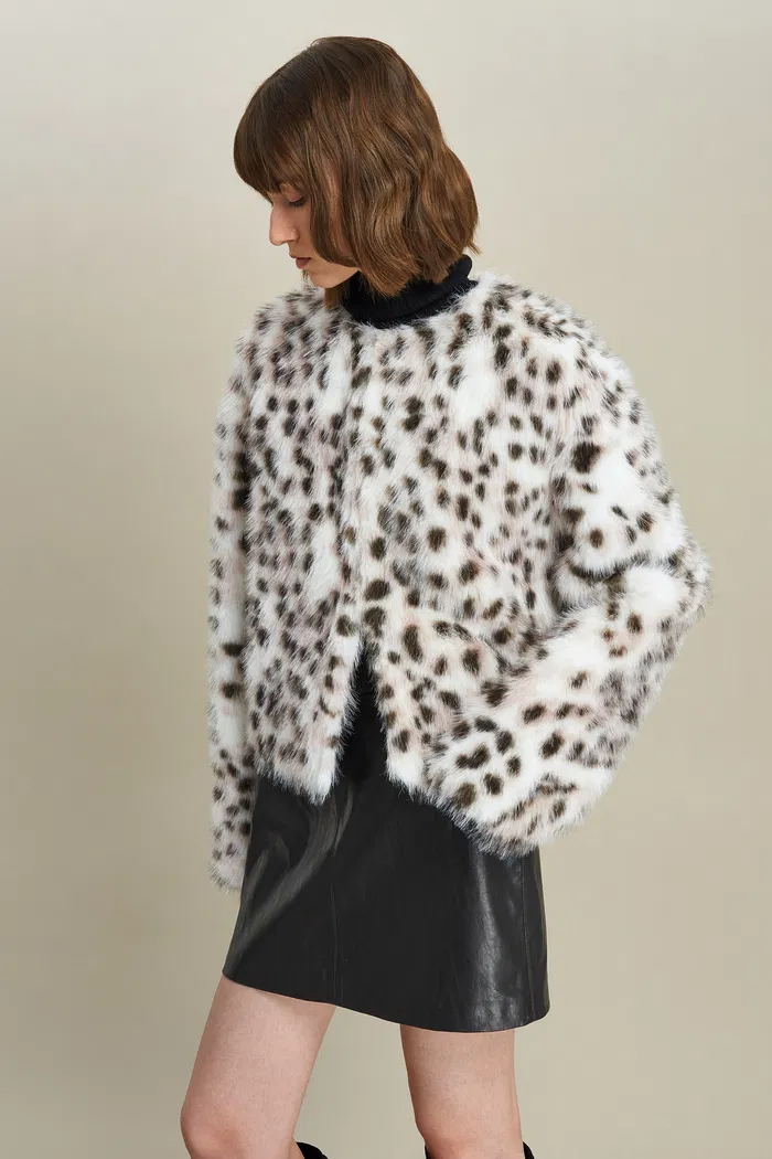 6025-lucrezia-snow-leopard-coat-in-premium-faux-fur-1.webp