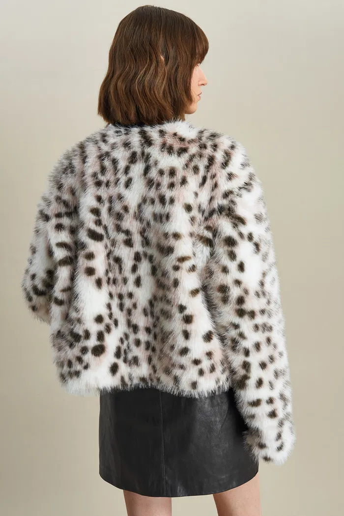 6025-lucrezia-snow-leopard-coat-in-premium-faux-fur-1.webp