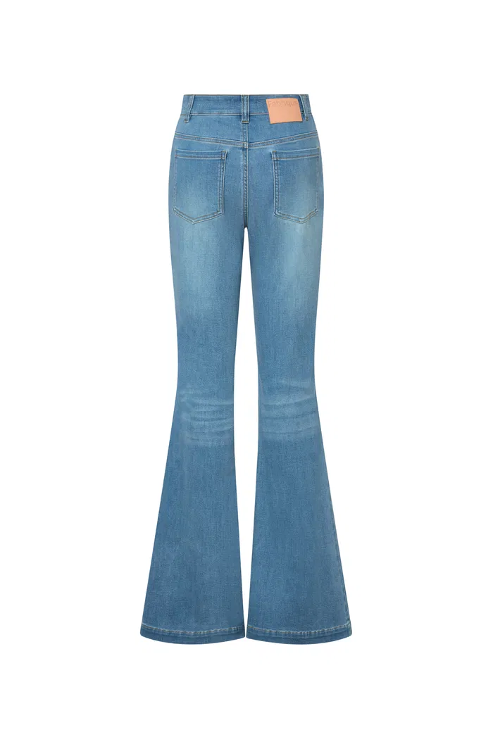 6417-deni-fitted-bootcut-jeans-in-stretch-denim-1.webp
