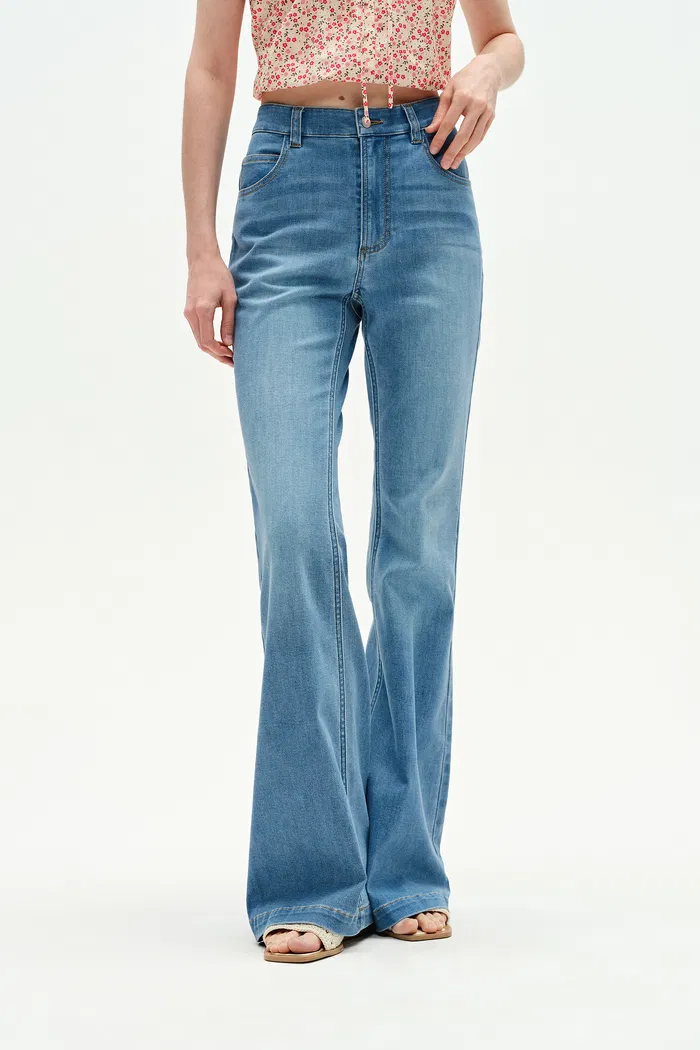 6417-deni-fitted-bootcut-jeans-in-stretch-denim-1.webp