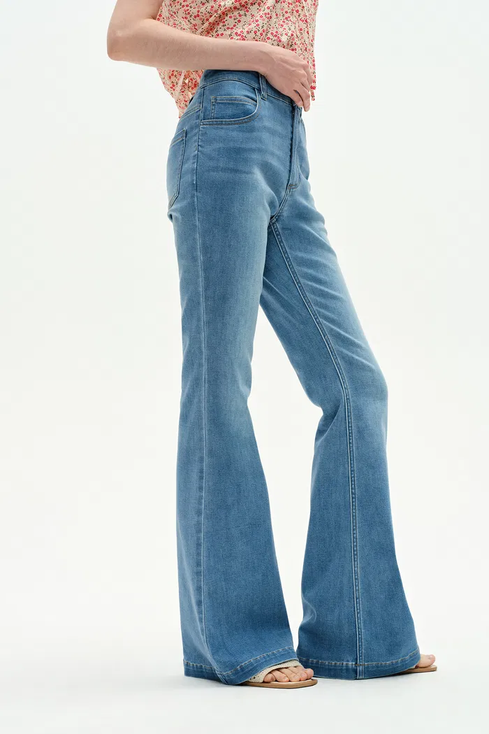 6417-deni-fitted-bootcut-jeans-in-stretch-denim-1.webp