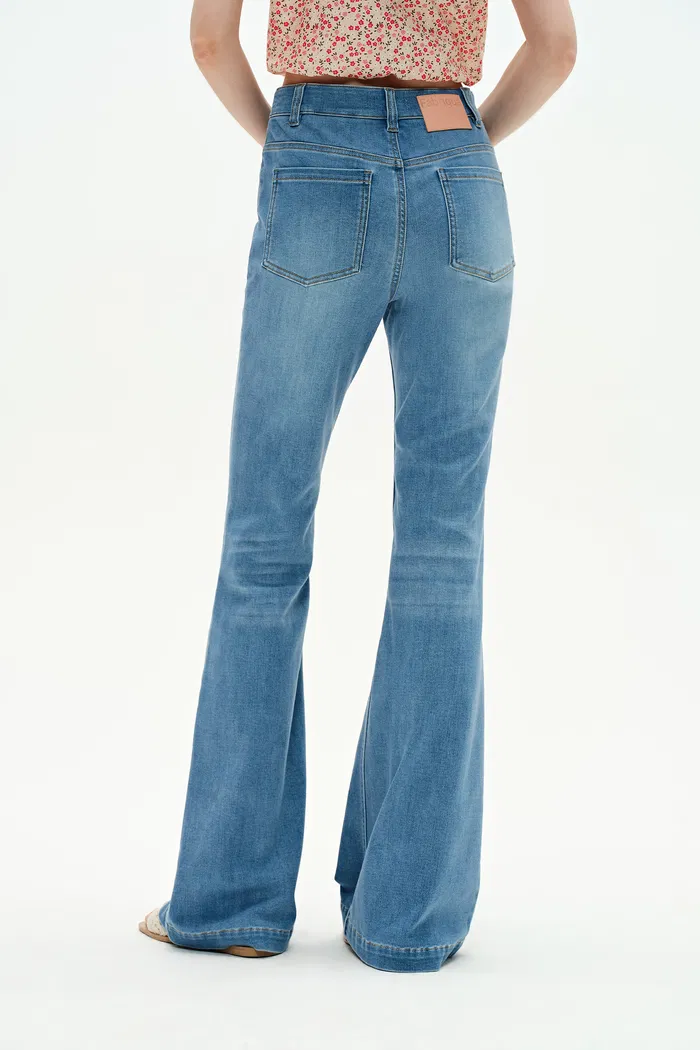 6417-deni-fitted-bootcut-jeans-in-stretch-denim-1.webp