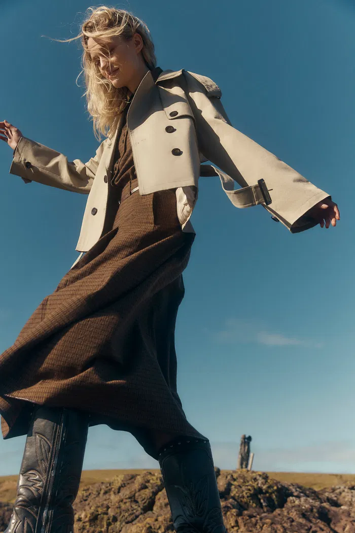 652-beatrice-wind-and-wrinkle-resistant-short-trench-coat-in-cotton-stretch-twill-1.webp