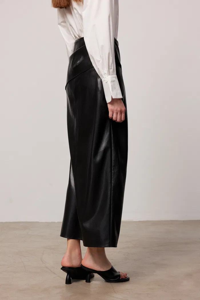6689-leona-pleated-slit-skirt-in-vegan-leather-1.webp