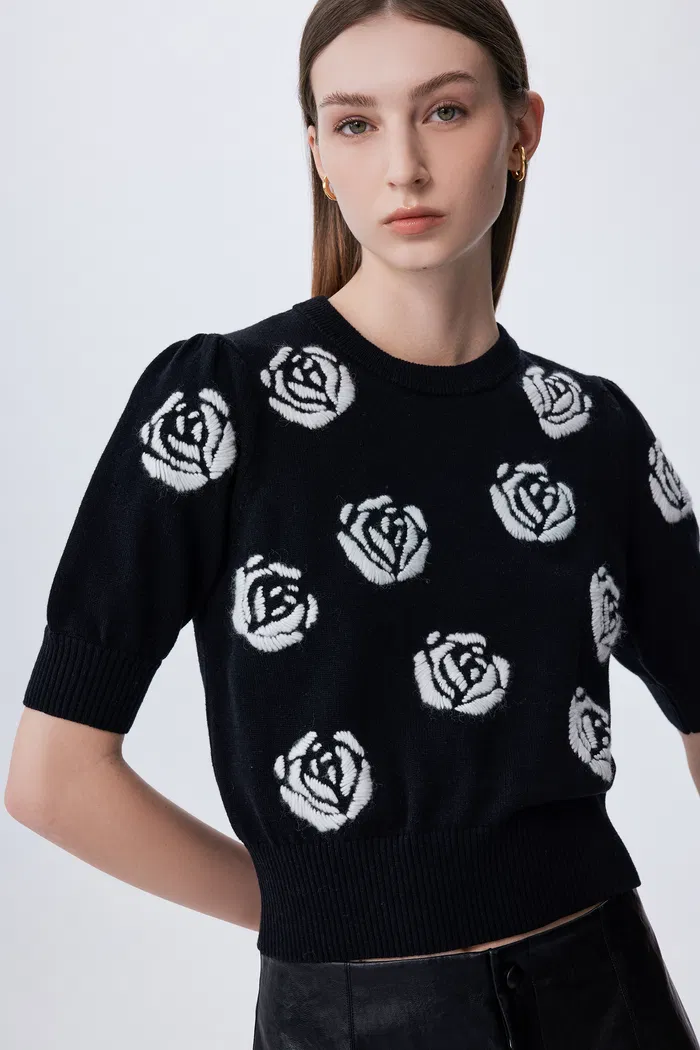 6721-rose-crochet-embroidery-crop-top-in-wool-1.webp