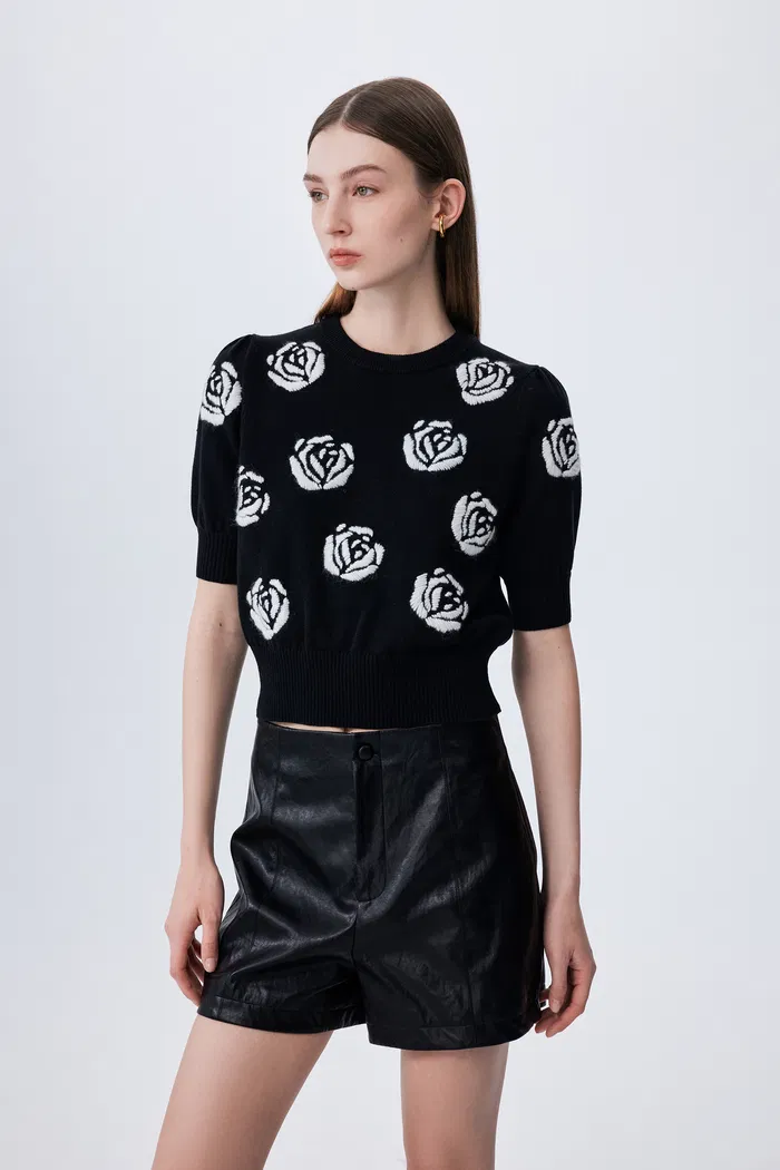 6721-rose-crochet-embroidery-crop-top-in-wool-1.webp