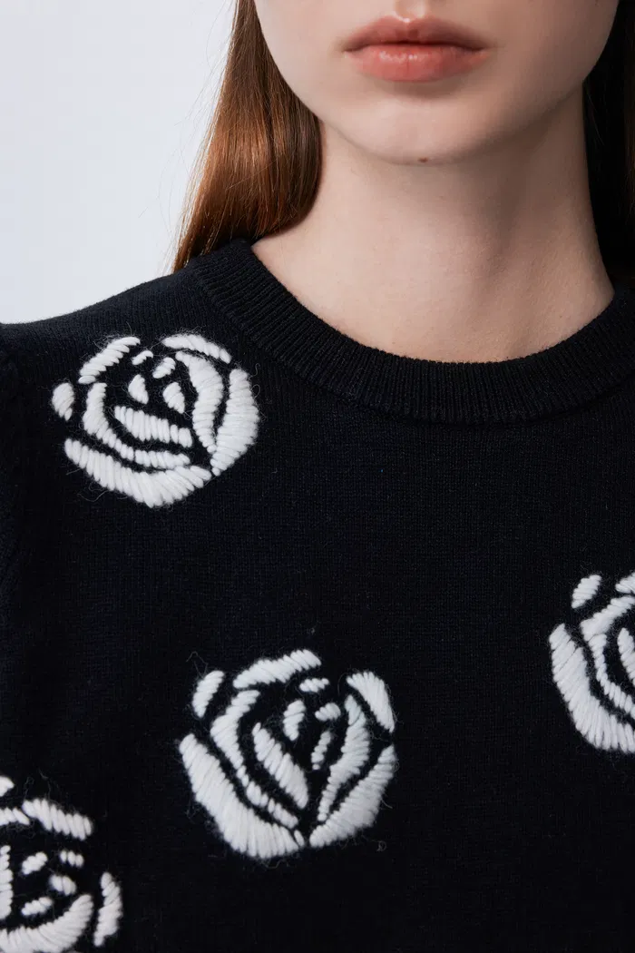 6721-rose-crochet-embroidery-crop-top-in-wool-1.webp