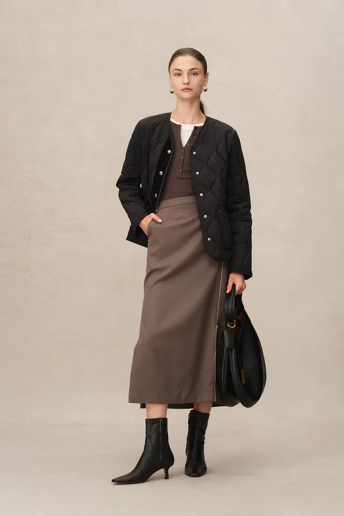 6950-olivia-black-cropped-lightweight-puffer-jacket-in-high-density-water-repellent-fabric-1.webp