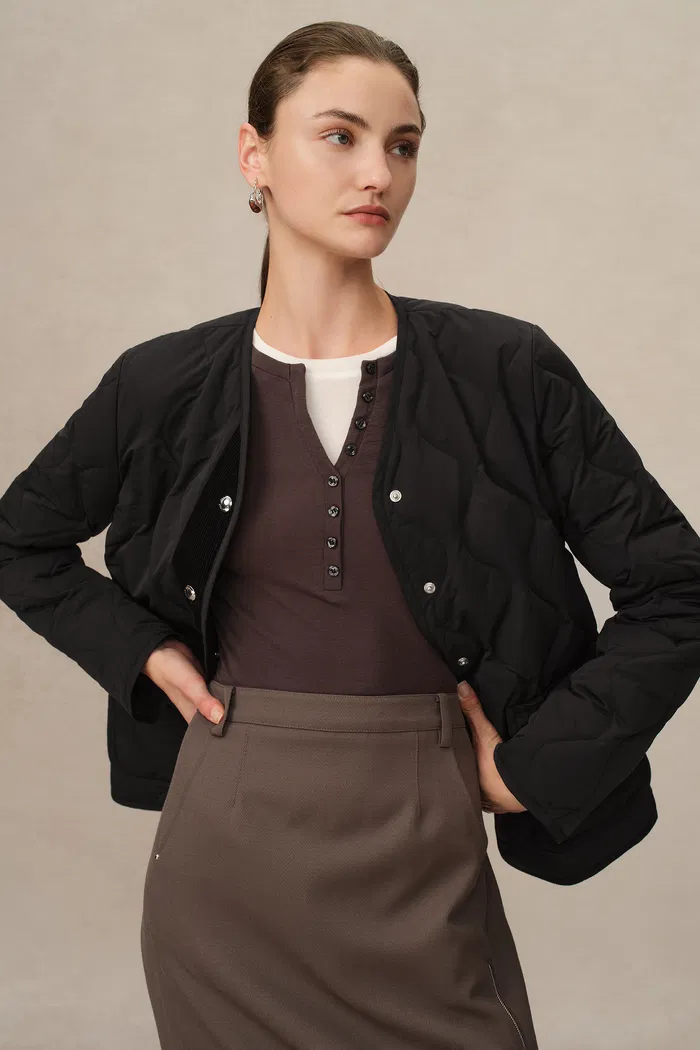 6950-olivia-black-cropped-lightweight-puffer-jacket-in-high-density-water-repellent-fabric-1.webp