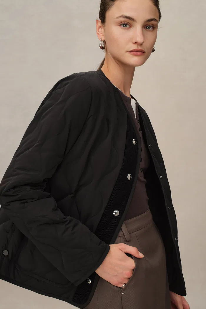 6950-olivia-black-cropped-lightweight-puffer-jacket-in-high-density-water-repellent-fabric-1.webp