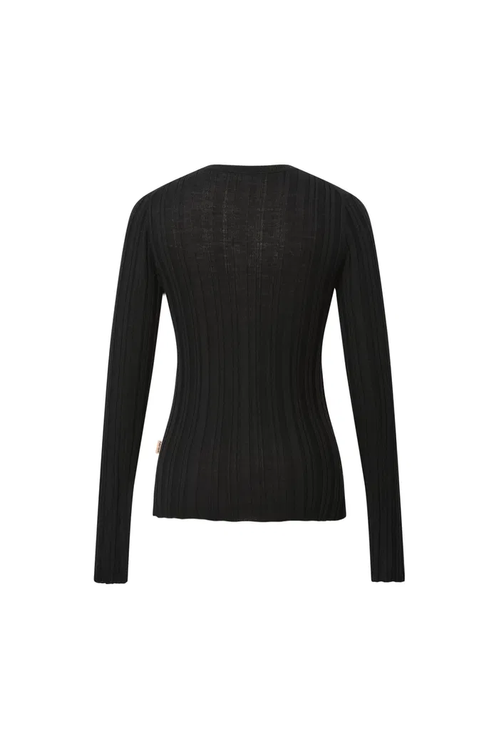 7230-cara-side-slit-long-sleeve-fitted-top-in-merino-wool-yang-yarn-knit-1.webp