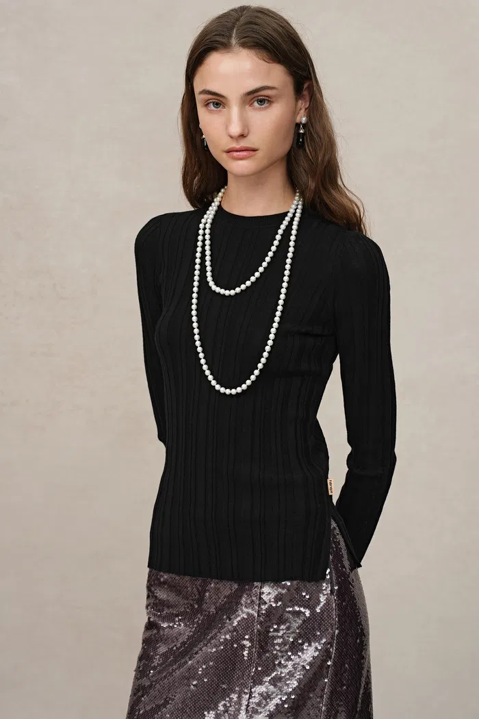 7230-cara-side-slit-long-sleeve-fitted-top-in-merino-wool-yang-yarn-knit-1.webp