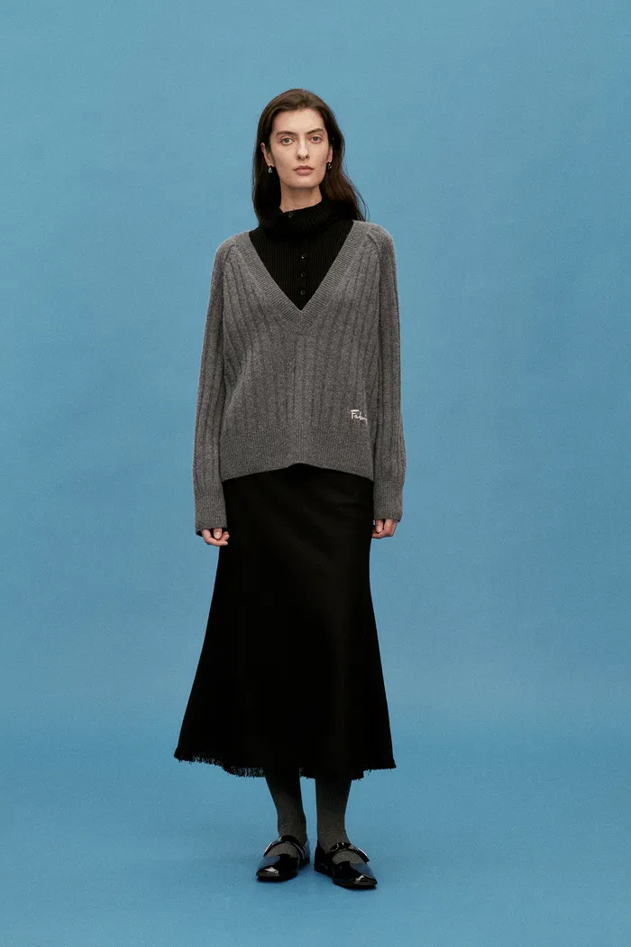 7270-zoey-deep-v-neck-sweater-in-merino-wool-cashmerem-knit-1.webp