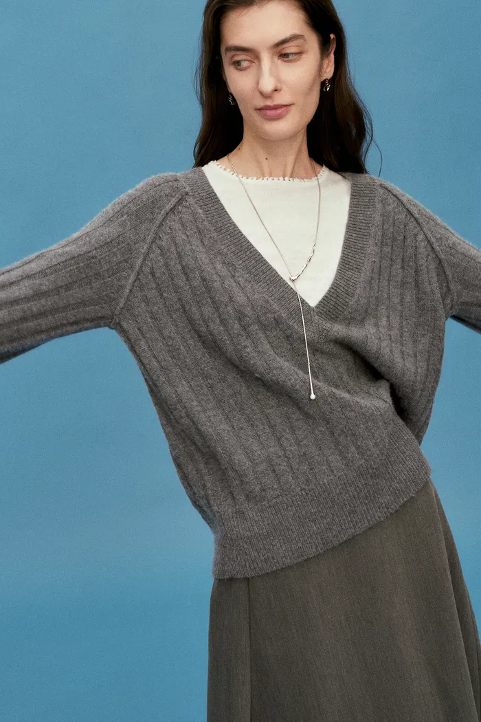 7270-zoey-deep-v-neck-sweater-in-merino-wool-cashmerem-knit-1.webp