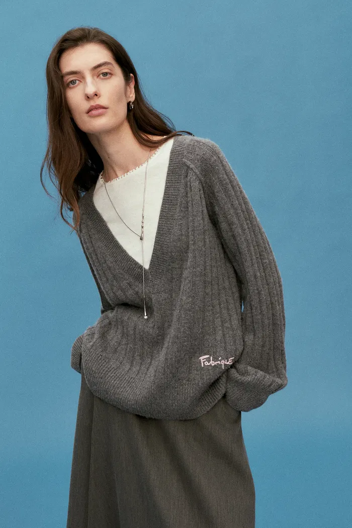 7270-zoey-deep-v-neck-sweater-in-merino-wool-cashmerem-knit-1.webp