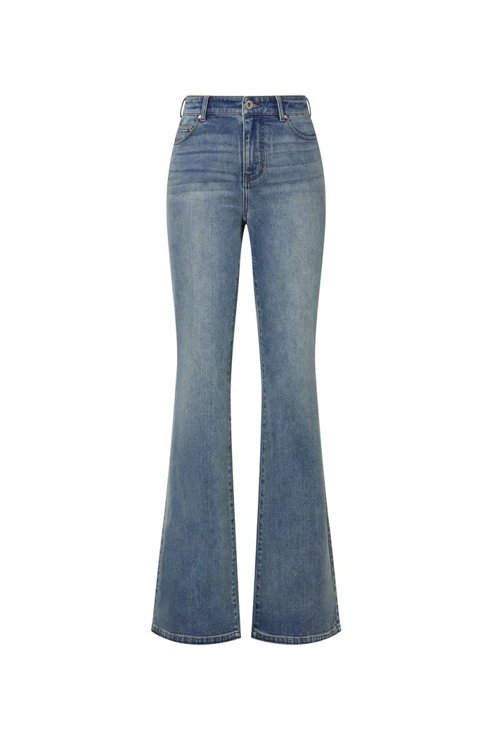 7416-emma-bootcut-jeans-in-stretchy-denim-1.webp