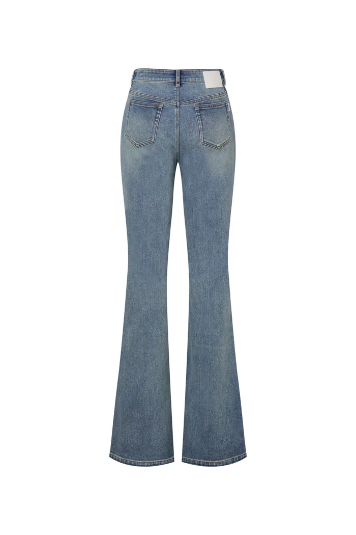 7416-emma-bootcut-jeans-in-stretchy-denim-1.webp