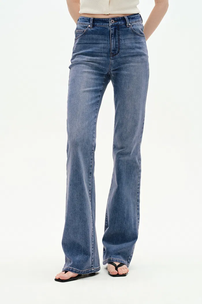 7416-emma-bootcut-jeans-in-stretchy-denim-1.webp