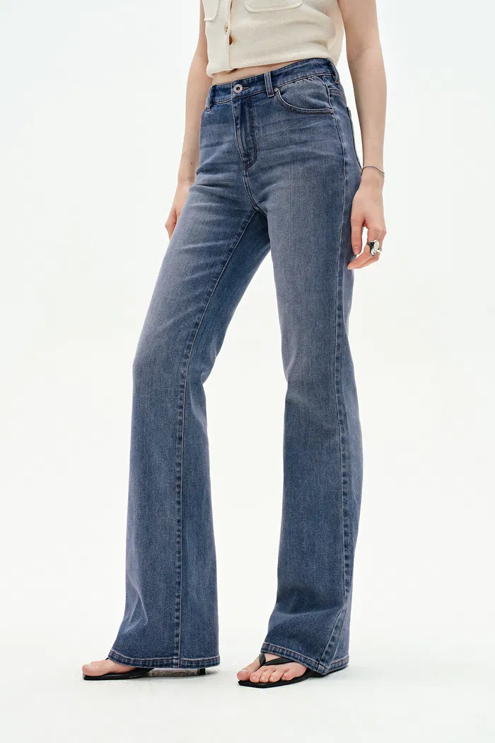 7416-emma-bootcut-jeans-in-stretchy-denim-1.webp