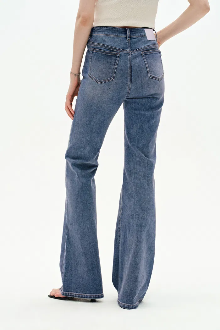 7416-emma-bootcut-jeans-in-stretchy-denim-1.webp