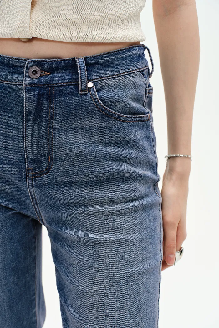 7416-emma-bootcut-jeans-in-stretchy-denim-1.webp