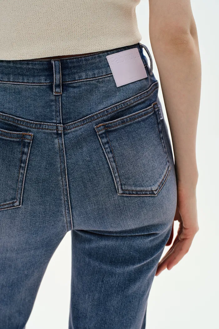7416-emma-bootcut-jeans-in-stretchy-denim-1.webp