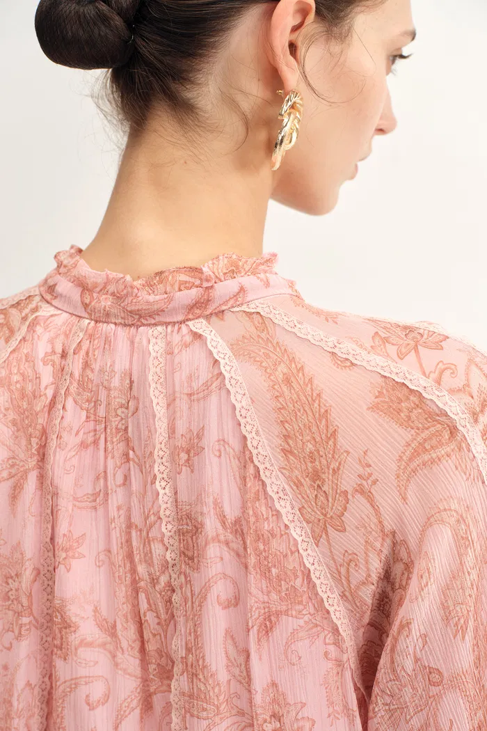 7821-xyla-semi-sheer-blouse-in-silk-crepe-with-paisley-1.webp