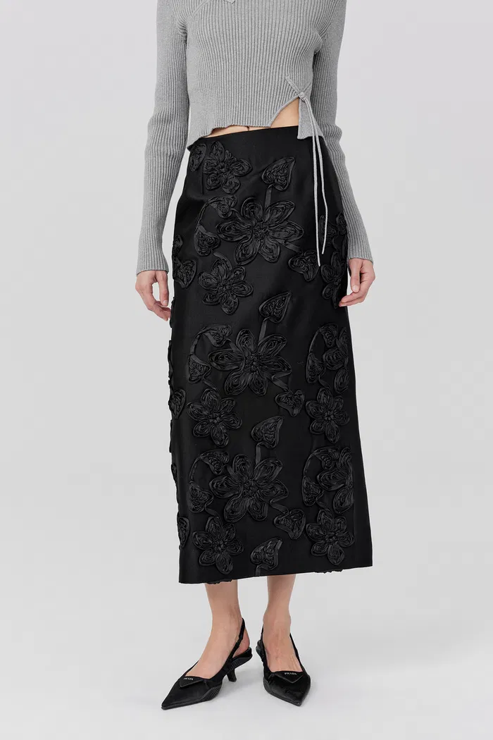 8415-engrave-embroidered-skirt-in-silk-wool-1.webp