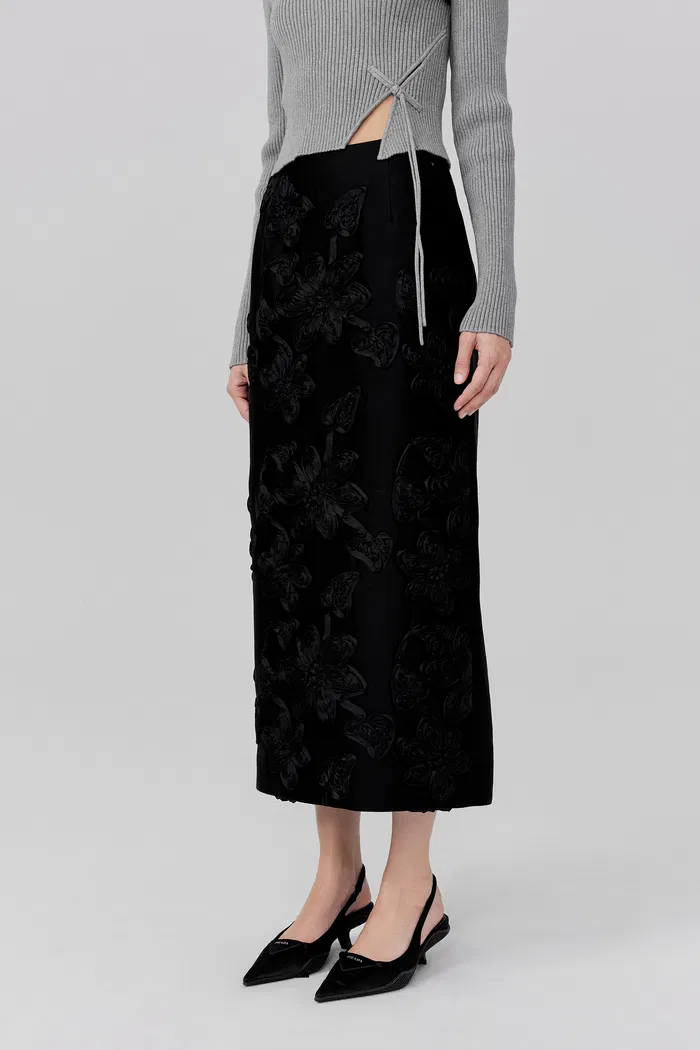 8415-engrave-embroidered-skirt-in-silk-wool-1.webp