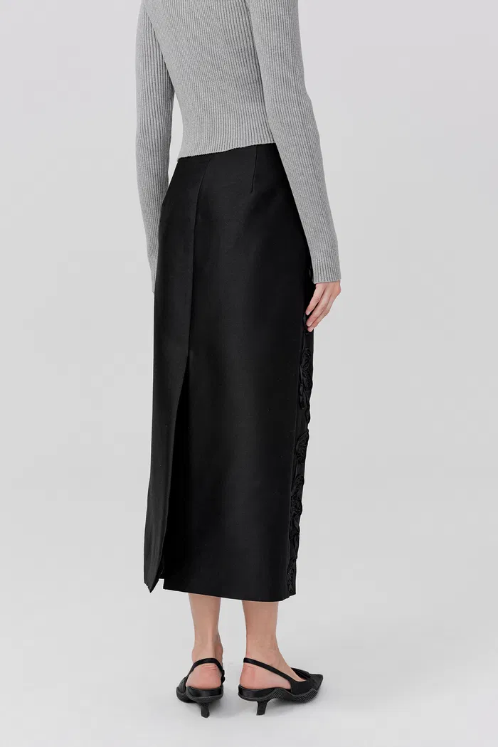 8415-engrave-embroidered-skirt-in-silk-wool-1.webp