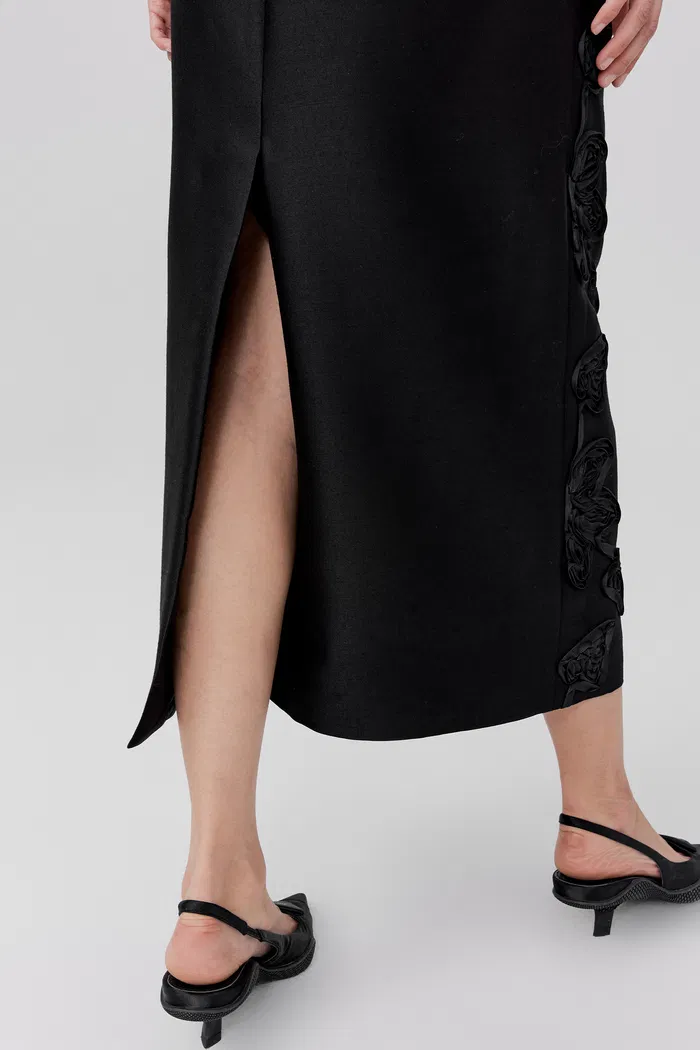 8415-engrave-embroidered-skirt-in-silk-wool-1.webp