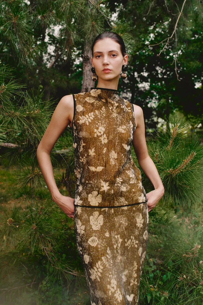 8451-wind-jacquard-sleeveless-top-and-skirt-matching-set-in-burnout-silk-georgette-knit-1.webp