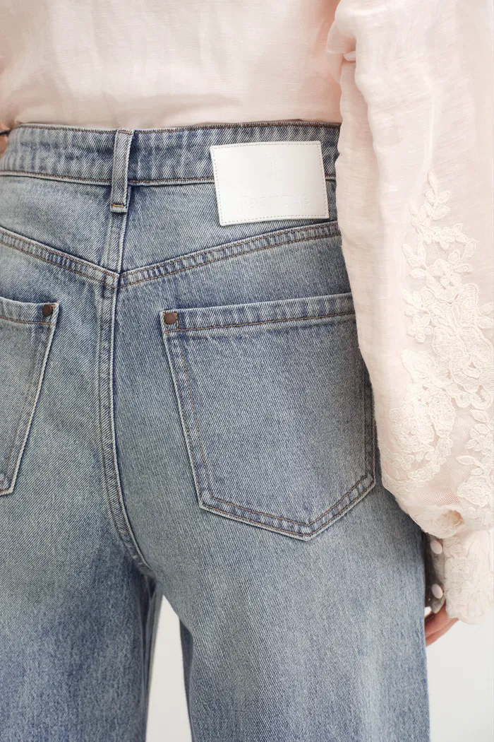8511-emerie-straight-wide-leg-jeans-in-cotton-denim-1.webp