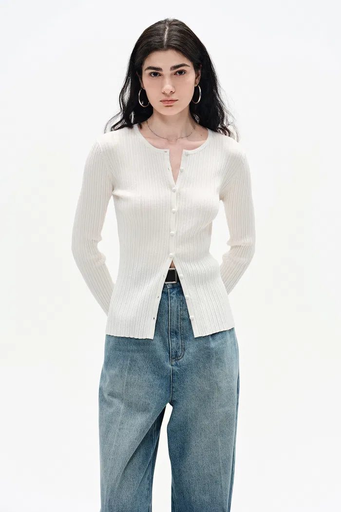 8693-emma-white-fitted-cardigan-in-cotton-blend-yarn-knit-1.webp