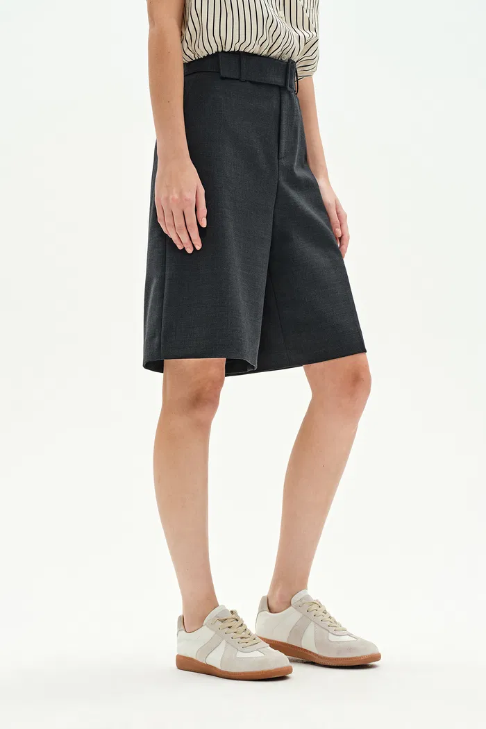8701-amelia-wrinkle-resistant-tailored-bermuda-shorts-in-australian-merino-wool-1.webp