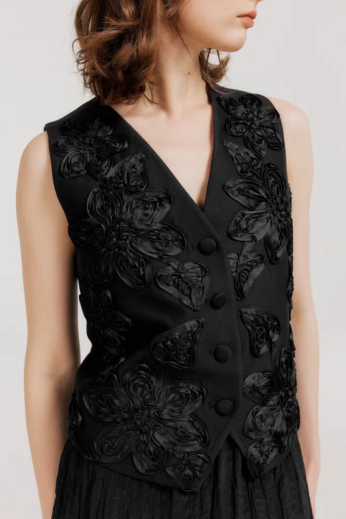 8944-engrave-silk-wool-blend-embroidered-vest-1.webp