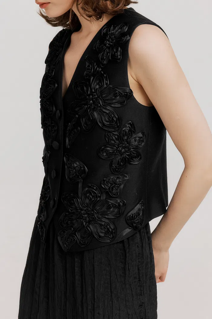 8944-engrave-silk-wool-blend-embroidered-vest-1.webp