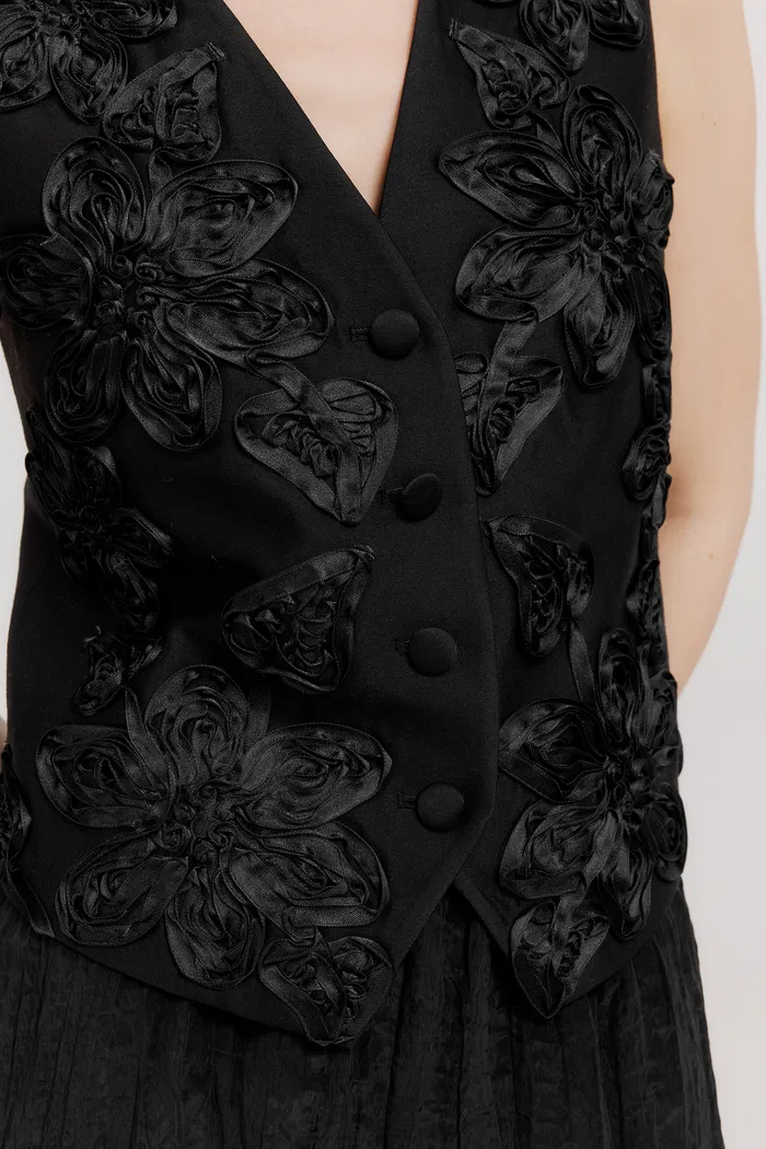 8944-engrave-silk-wool-blend-embroidered-vest-1.webp