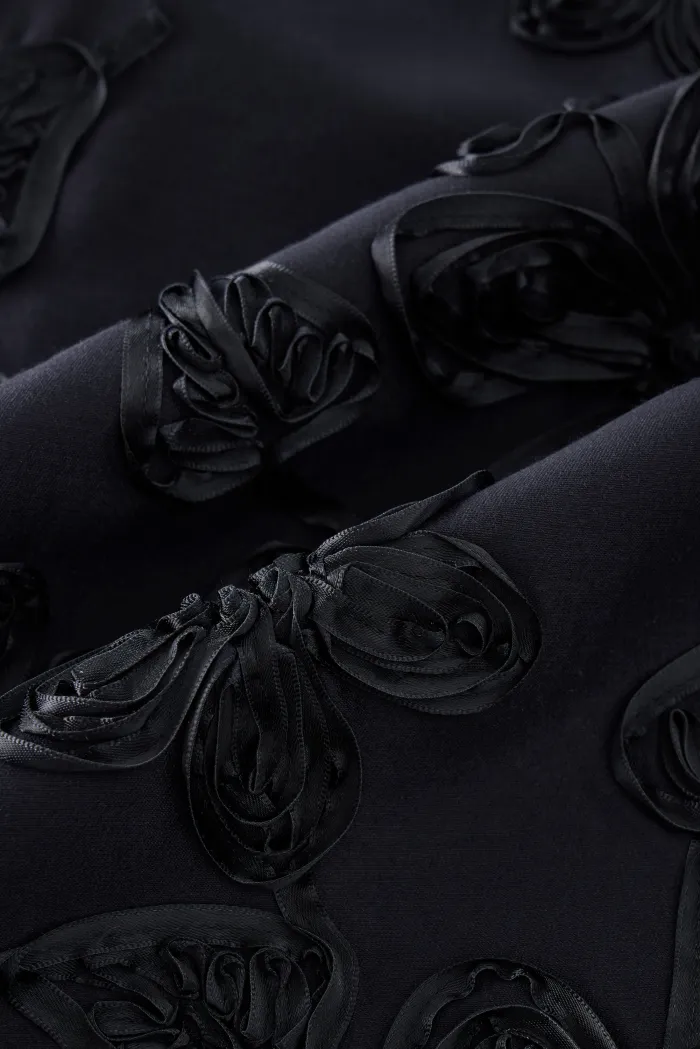 9022-zhen-ribbon-embroidery-short-sleeveless-dress-in-silk-wool-satin-1.webp