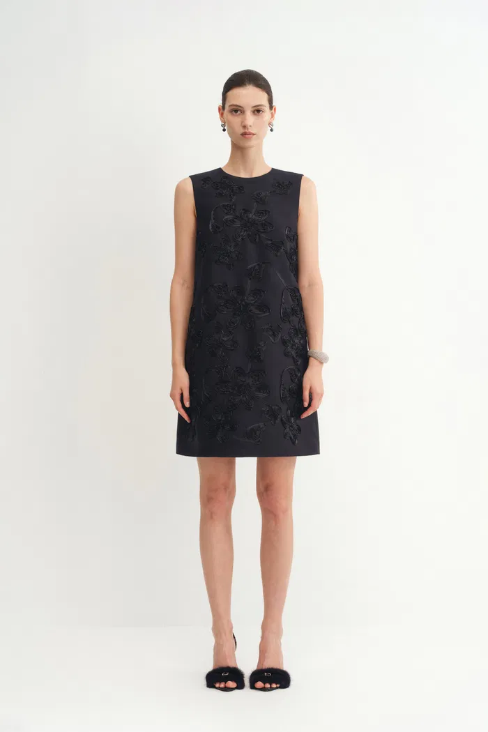9022-zhen-ribbon-embroidery-short-sleeveless-dress-in-silk-wool-satin-1.webp