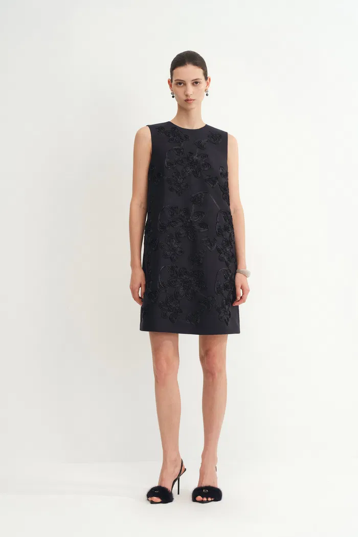 9022-zhen-ribbon-embroidery-short-sleeveless-dress-in-silk-wool-satin-1.webp