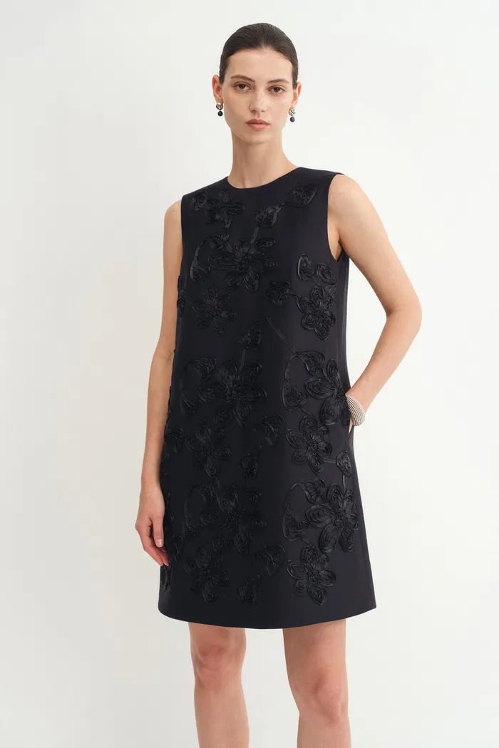 9022-zhen-ribbon-embroidery-short-sleeveless-dress-in-silk-wool-satin-1.webp