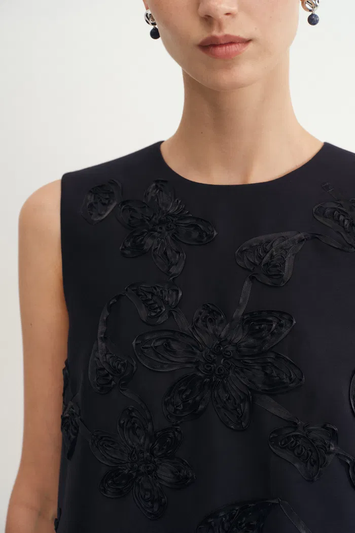 9022-zhen-ribbon-embroidery-short-sleeveless-dress-in-silk-wool-satin-1.webp