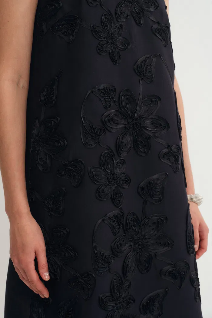 9022-zhen-ribbon-embroidery-short-sleeveless-dress-in-silk-wool-satin-1.webp