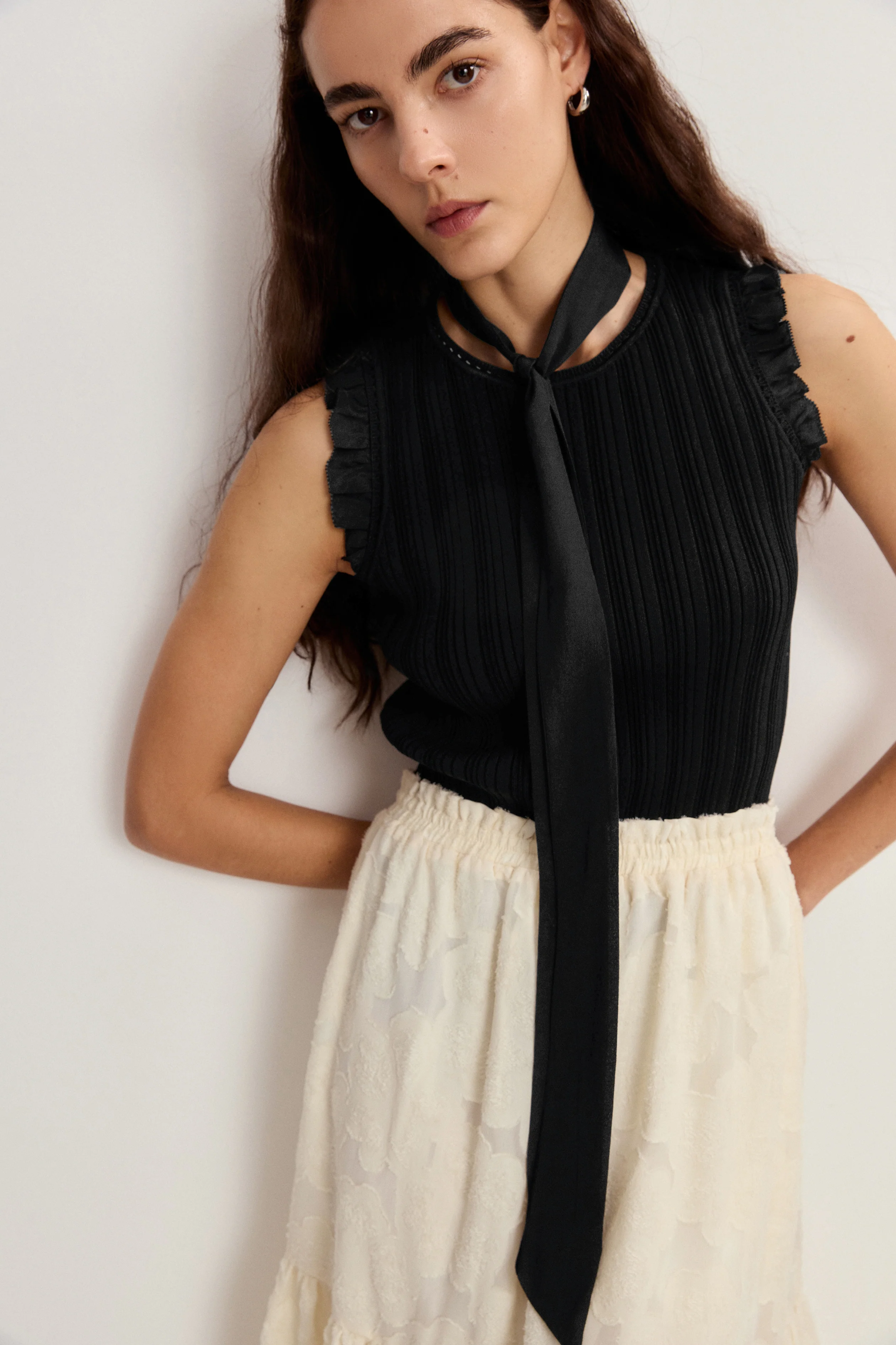 9074-rose-hand-crochet-sleeveless-black-top-in-stretch-yarn-1.webp