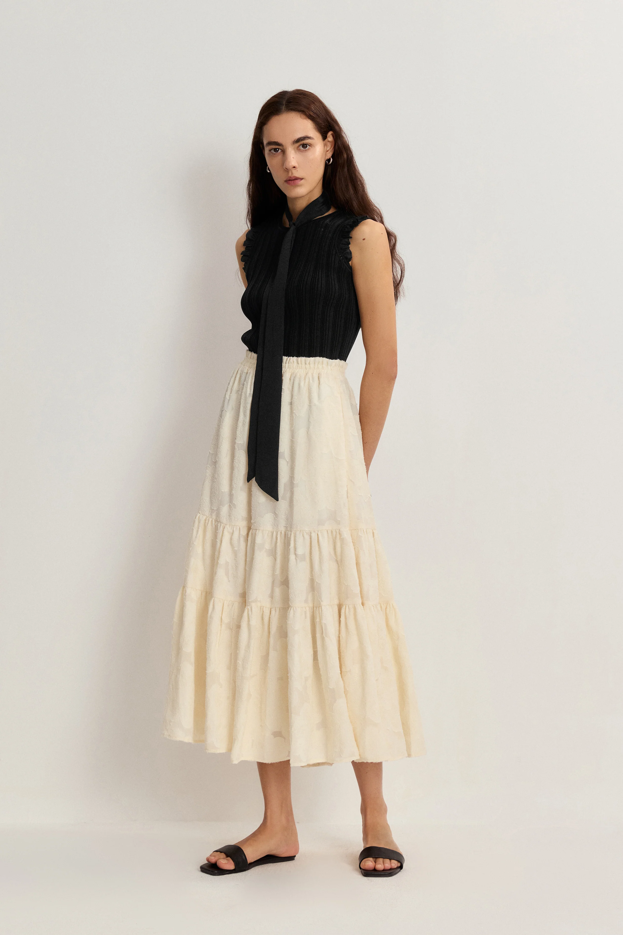 9074-rose-hand-crochet-sleeveless-black-top-in-stretch-yarn-1.webp