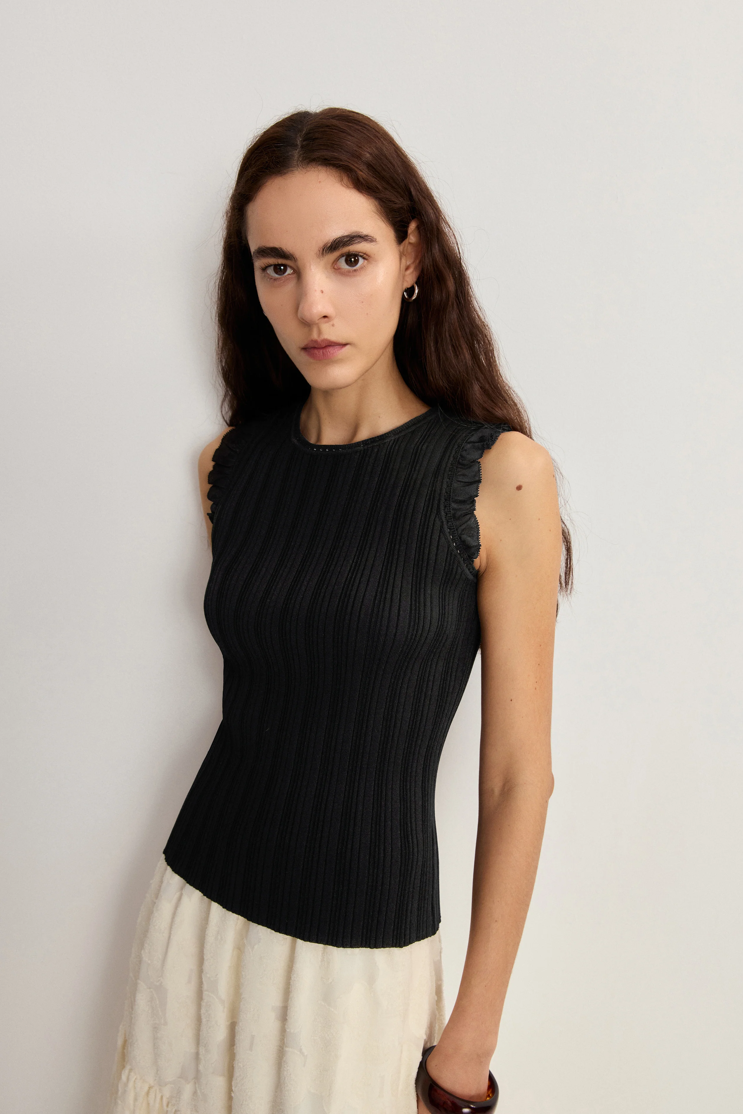 9074-rose-hand-crochet-sleeveless-black-top-in-stretch-yarn-1.webp